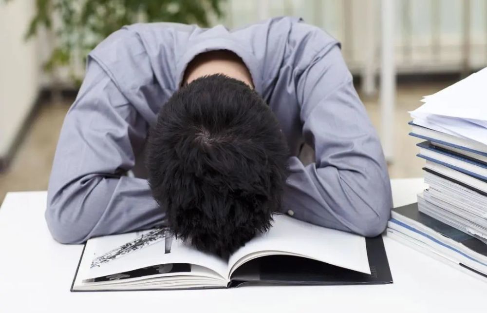 最近,有父母发现孩子在伏案学习或者埋头玩手机的时候,时不时会出现