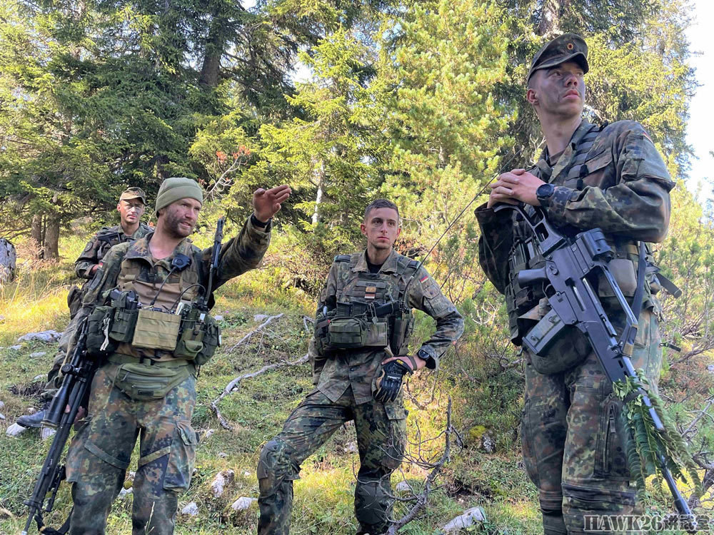 德国山地步兵战术演习快速构筑防御阵地通过地面传感器探测敌人