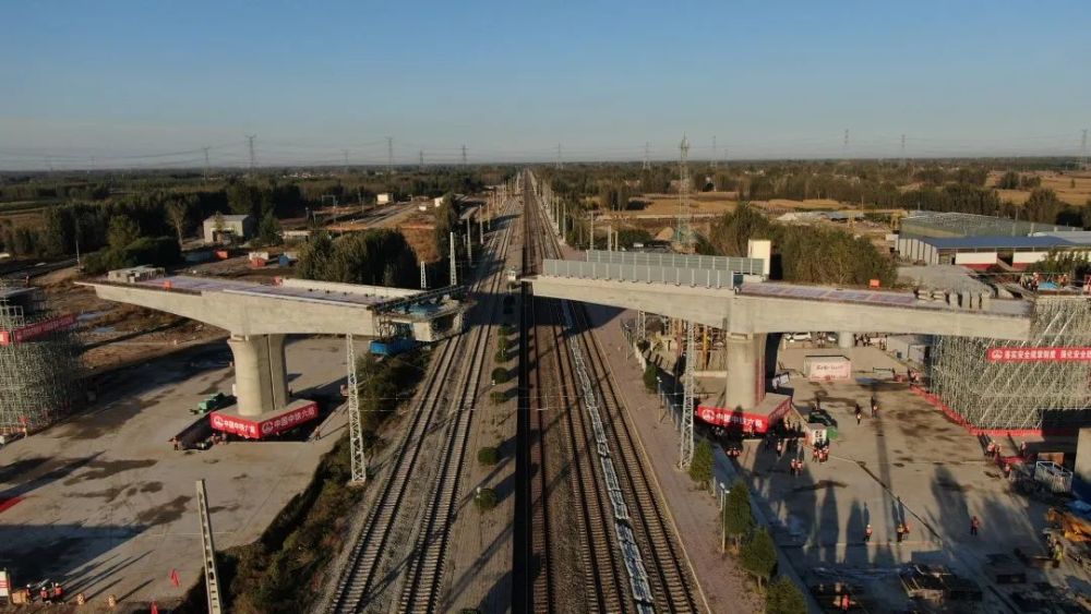 津兴铁路上跨津霸铁路连续梁完美转身