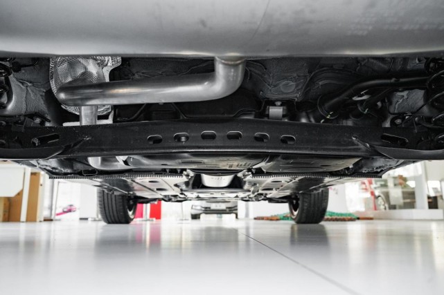 底盘悬架部分,柯珞克用的是前麦弗逊式独立悬架,后扭力梁式非独立悬架