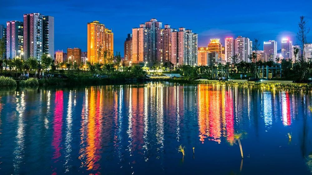 兴义市城区河道清澈 张霆 摄兴义市还加强了对城市道路,绿地,水体基础