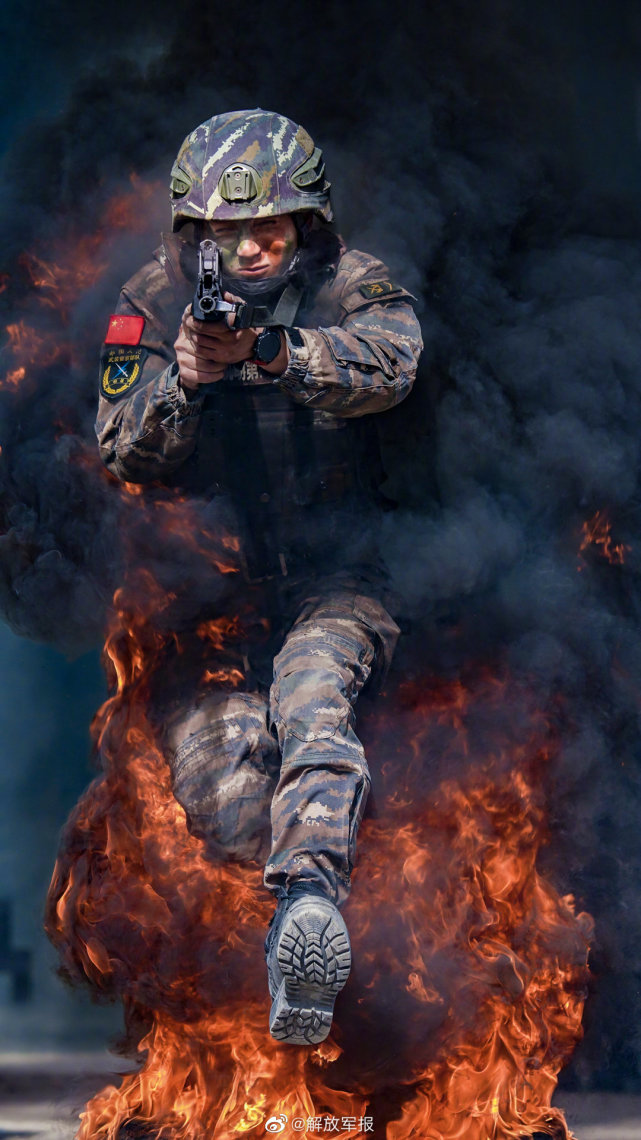 了不起直击武警特战队员高燃练兵场