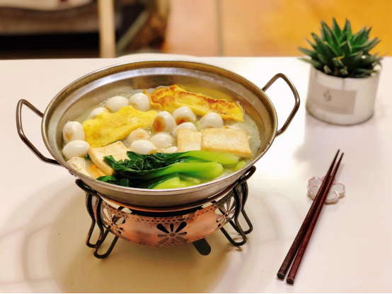 砂锅中搭配的食材丰富,比如鹌鹑蛋,青菜,蛋饺等都可以,也能搭配荤菜