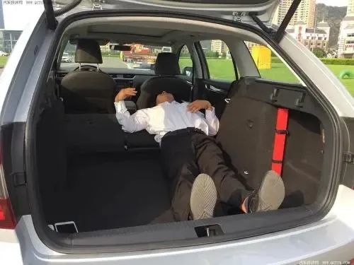放倒后排座椅睡觉,被交警扣分,车主:我老婆累了怎么办?_腾讯新闻