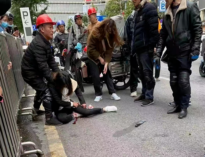 车上下来一名男子,提着菜刀一句话都没说就朝女子的左手肩部砍了两刀