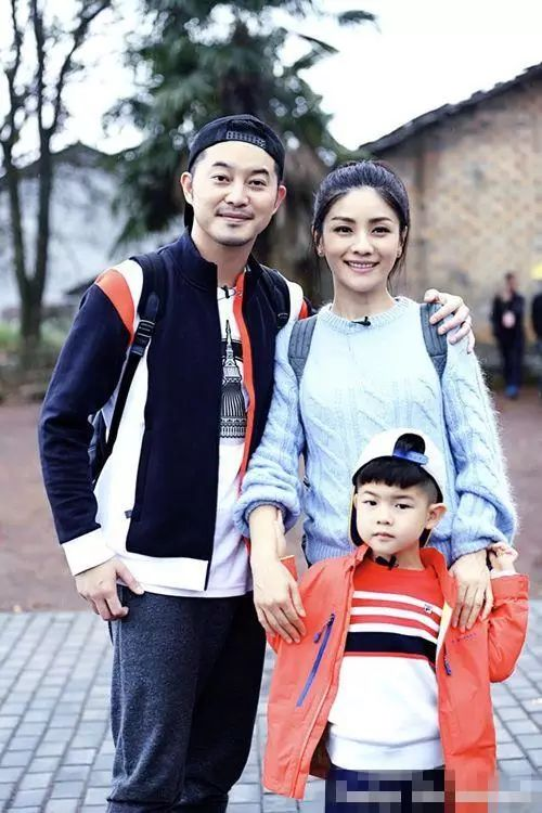 沙溢一家不愧是模范家庭,出街穿同系列服装,简直太有爱了