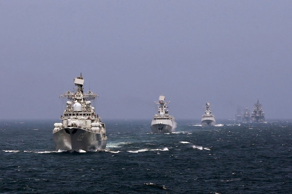 吓坏了中俄10艘舰艇编队首次通过日本津轻海峡走一路练一路