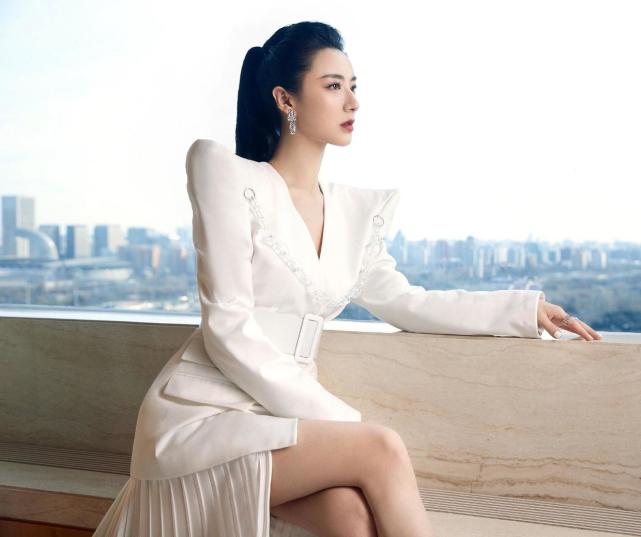 薇娅真不愧是顶级主播穿白色西装礼服秀出大长腿人红气场真大