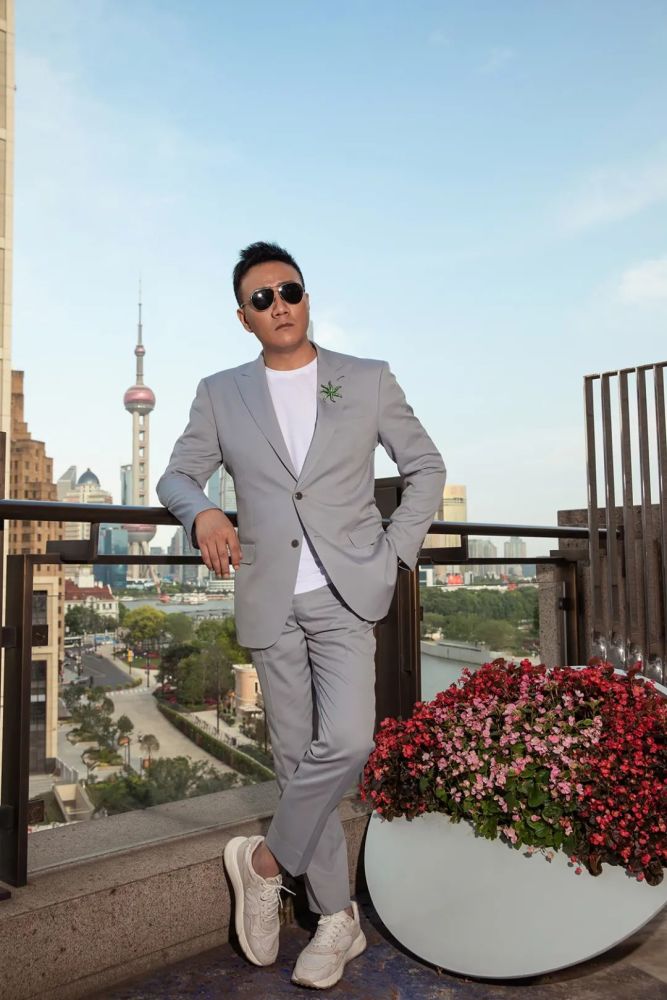 胡军气定神闲在路上