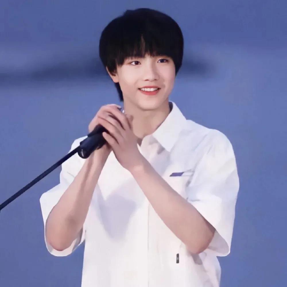 分享苏新皓优质头像你是我的恒星而我却离你几万亿年光景