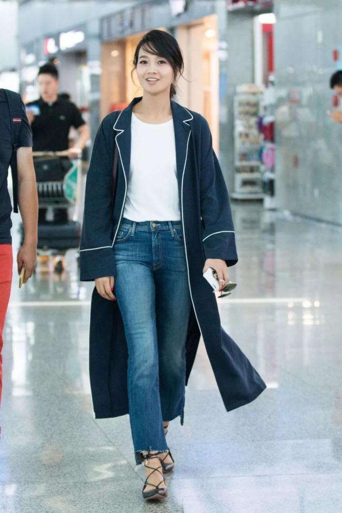 朱丹终于认真打扮了穿卡其色风衣走机场潇洒霸气堪称辣妈典范