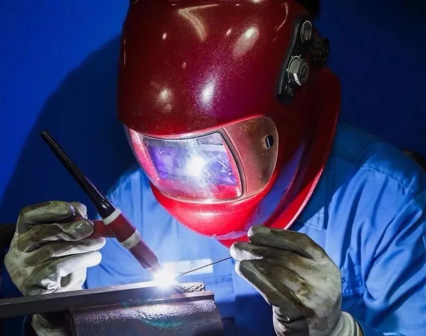 焊接时钨极与工件的位置要准确,焊枪角度要适当,要特别注意电弧的稳定