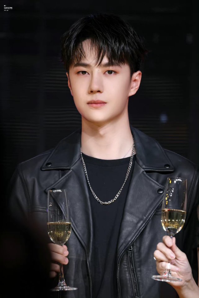 王一博穿着皮衣又酷又飒