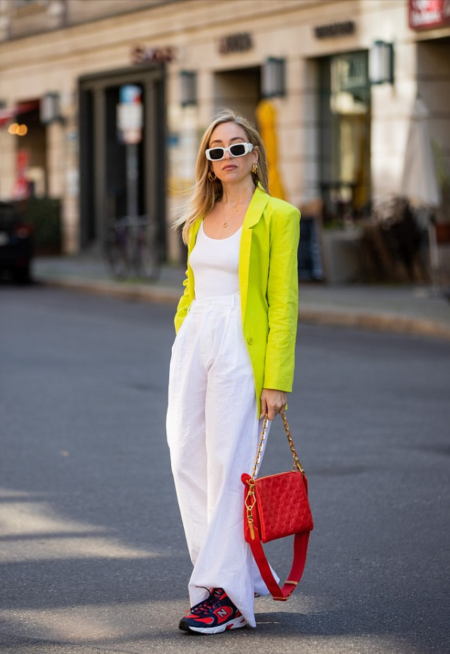 高级撞色打翻了色彩盘,绽放时尚色彩,正合年轻人穿搭标准