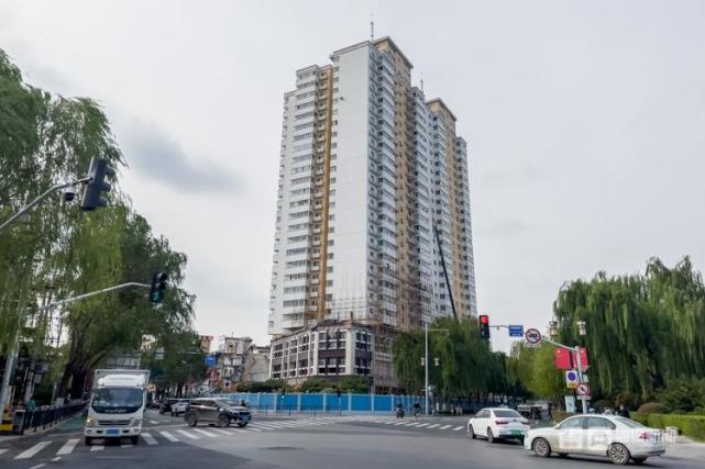 【组图】探访济南东湖大厦拆除进展:脚手架已搭好 低层部分外墙玻璃已