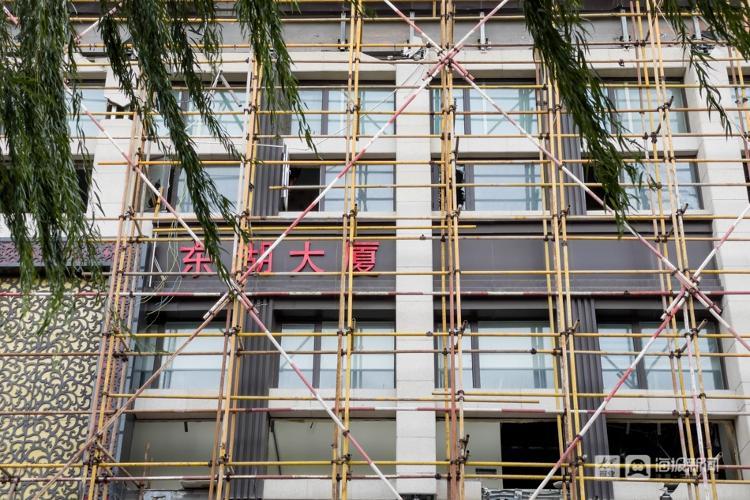 【组图】探访济南东湖大厦拆除进展:脚手架已搭好 低层部分外墙玻璃已