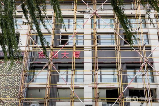 组图探访济南东湖大厦拆除进展脚手架已搭好低层部分外墙玻璃已拆除