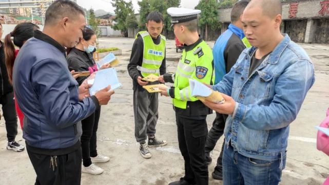 凤冈交警开展"一盔一带"宣教活动 筑牢驾校学员交通安全意识