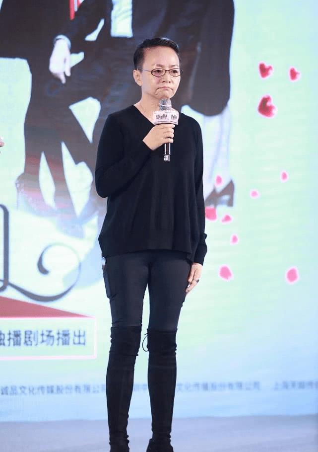 在飞机上拍到宋丹丹,60岁还穿短裤露腿,是个会赶时髦的潮奶奶!