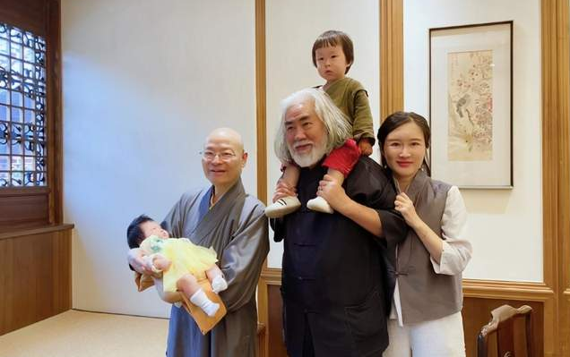张纪中的现任妻子比他小了31岁,看起来根本不像是夫妻俩倒更像是父女