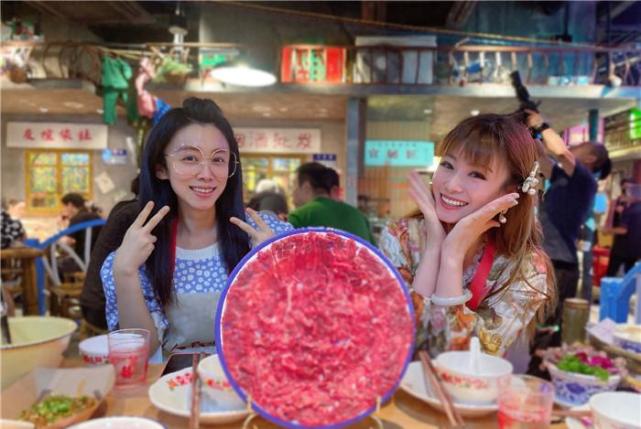 上海主持人的聚会!豆豆姐姐罕见现身 万蒂妮贝倩妮姐妹花合体