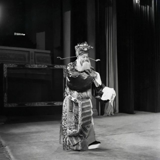 京剧大师周信芳:骑着真马上舞台|人物