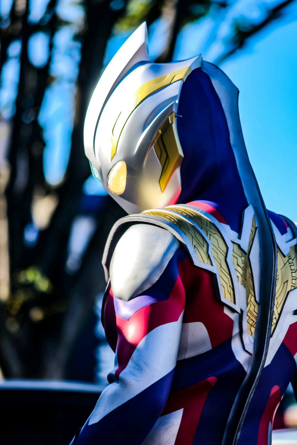 在特利迦奥特曼的故事里我们也是看到了迪迦奥特曼经典的回头杀,一下