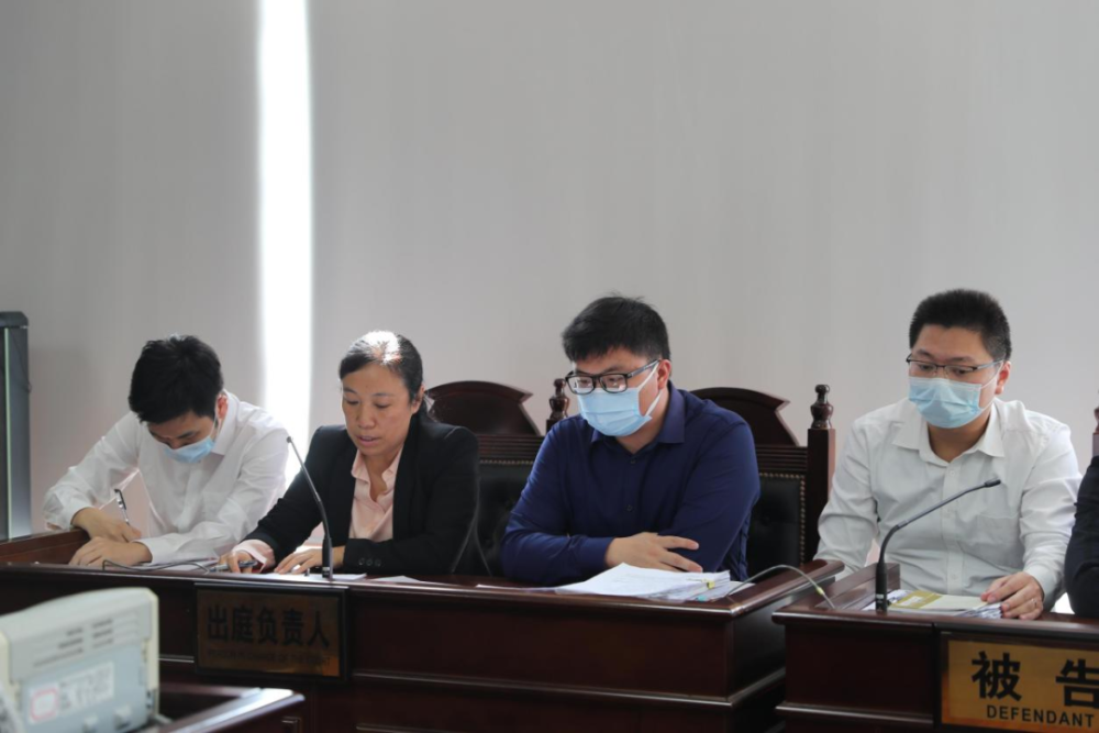河源市副市长江海鹰代表市政府出庭应诉
