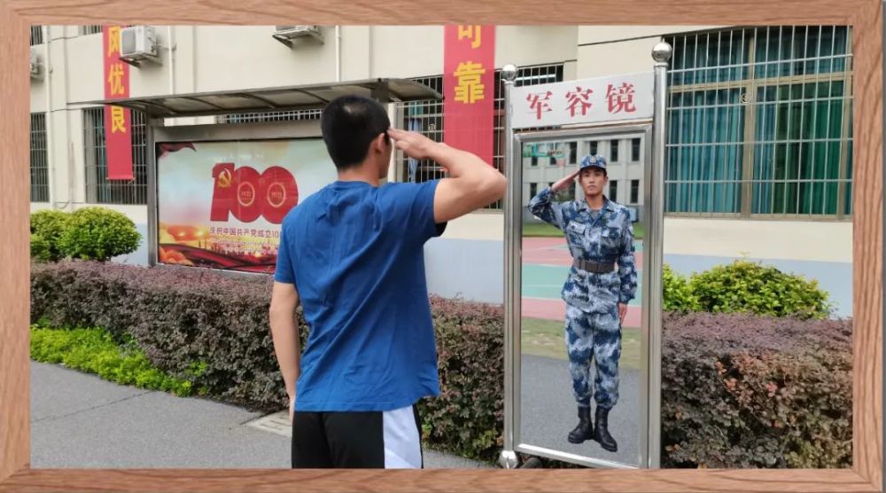 "军容镜"记录了我的成长