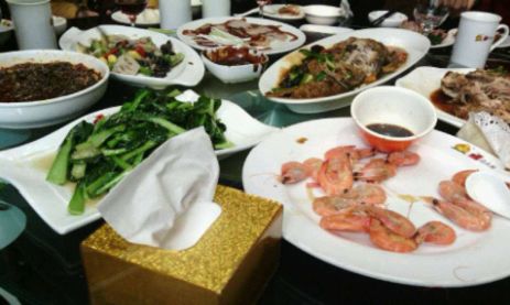 记者看到一张客人刚离席的餐桌上,十余个餐盘摆满了大圆桌,但有一半的