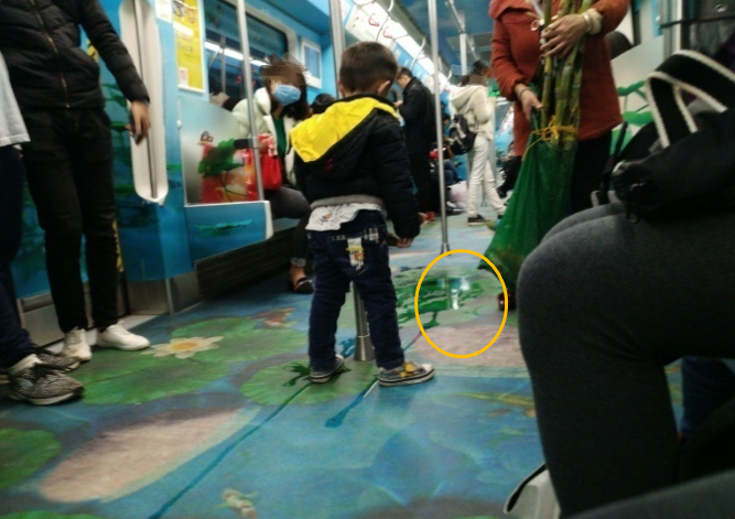 宝妈在地铁里给男孩接小便有人反感有人理解这样做是对是错