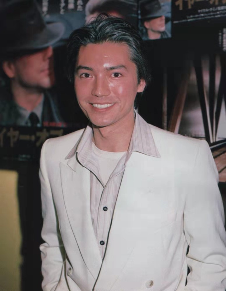 尊龙年轻时真绝,穿西服叠穿马甲英俊帅气,梳大背头显得骨相真美_腾讯