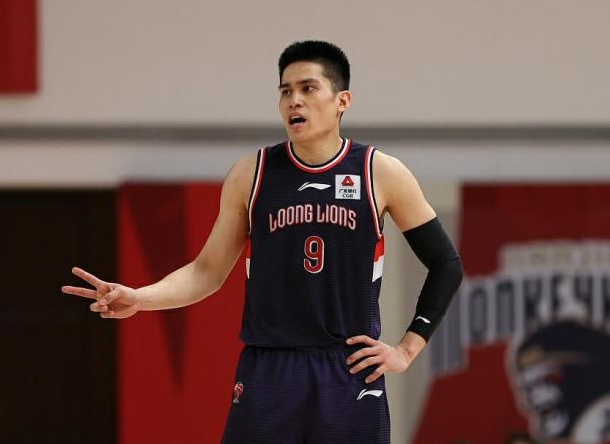 cba三消息:山西外援迎来首秀,杜锋鼓励马力克,陈盈骏带伤25分