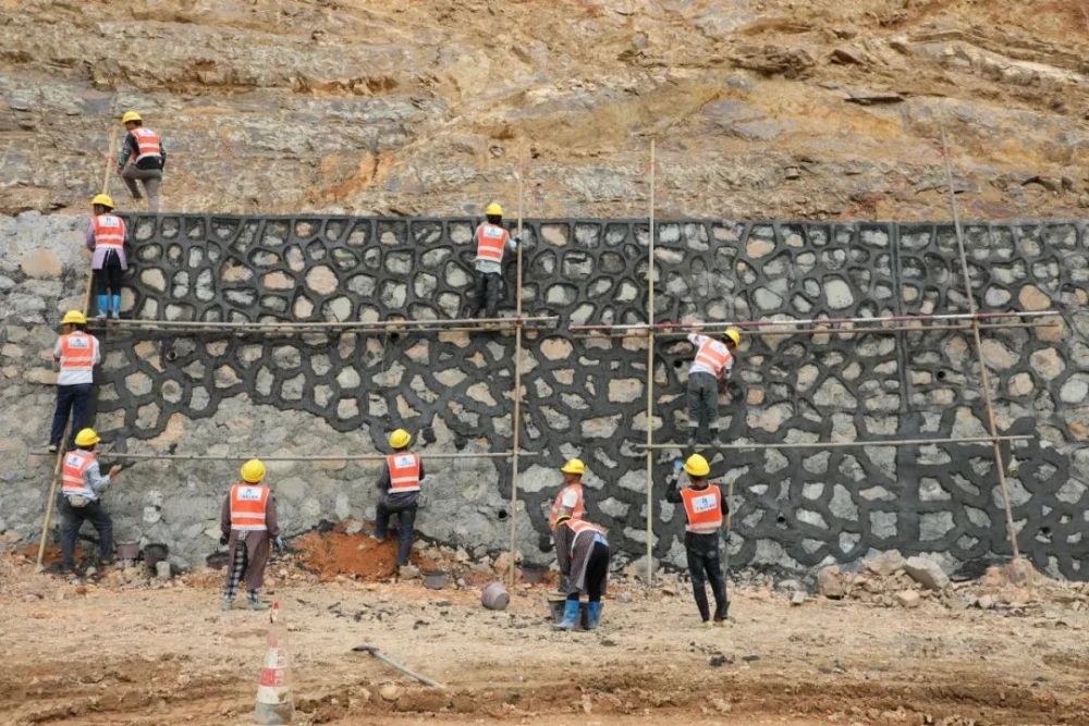 在融安县省道s208融安至永福百寿公路(融安段),工人们正在加固挡土墙