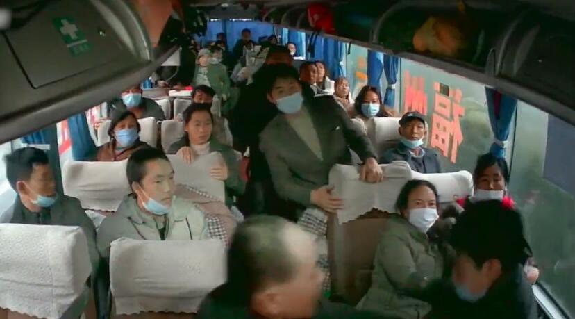 安全锤排行_手太欠了!重庆一男子觉得动车安全锤好看,拿下来敲碎动车玻璃