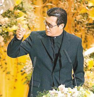 邓光荣就去找郑少秋麻烦,沈殿霞拉住了,无奈之下邓光荣再找官晶华麻烦