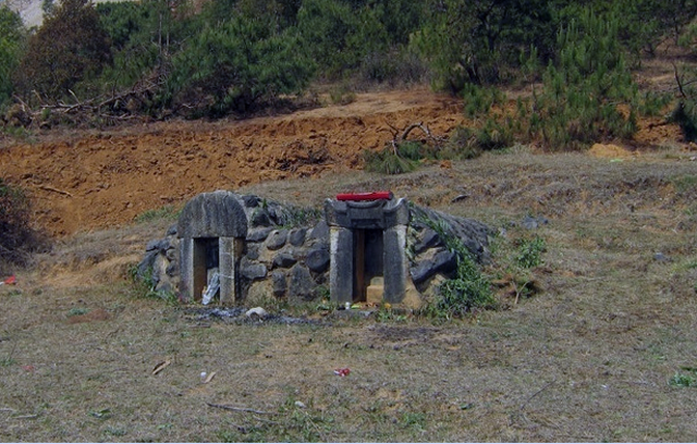 修公路迁祖坟,祖先棺材中的一把宝剑惹争端,避免麻烦,无偿上交_腾讯网