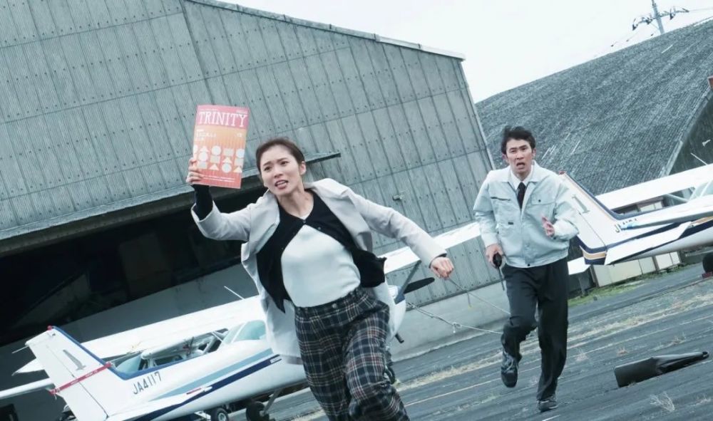 《错视画的利牙》影评:颠覆传统去寻求解放,寻求改变让生活有趣