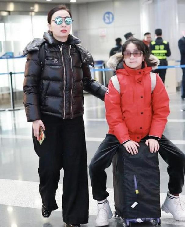 陶虹带家人喝咖啡被拍!自己清理垃圾不嫌脏,12岁女儿身高瞩目