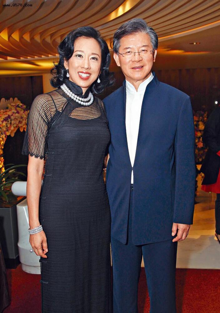 霍启刚母亲朱玲玲担任港姐评委气质颜值获赞