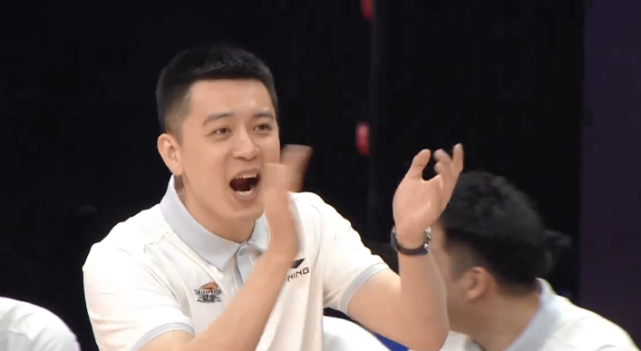 朱荣振后场一条龙突破上篮打进,杨鸣开心鼓掌,辽宁9-0打懵山东