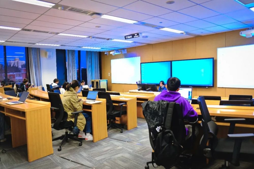 智慧教室,讲台上下吞吐"万千气象"在中国人民大学,立德楼还有一个更