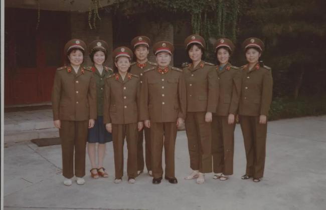 杨得志将军全家福女儿杨秋华小声嘟囔着说:"国家不是鼓励可以先富起来
