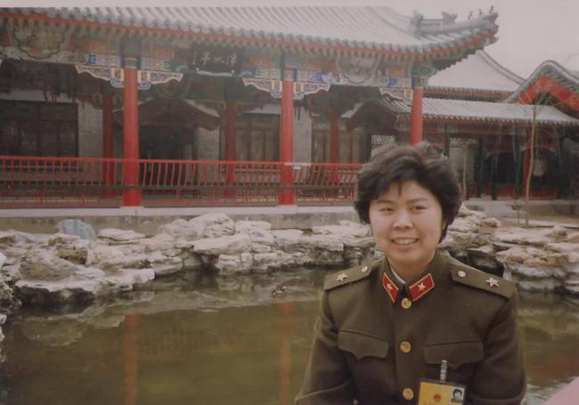 杨秋华当天晚上,妈妈把杨秋华叫到房间里问:"你是不是不愿意转业到