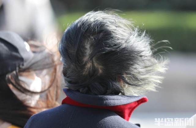 大风吹!乱了发,迷了眼_腾讯新闻