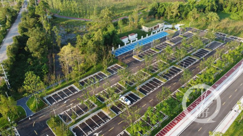 新建成的都梁新区生态停车场.