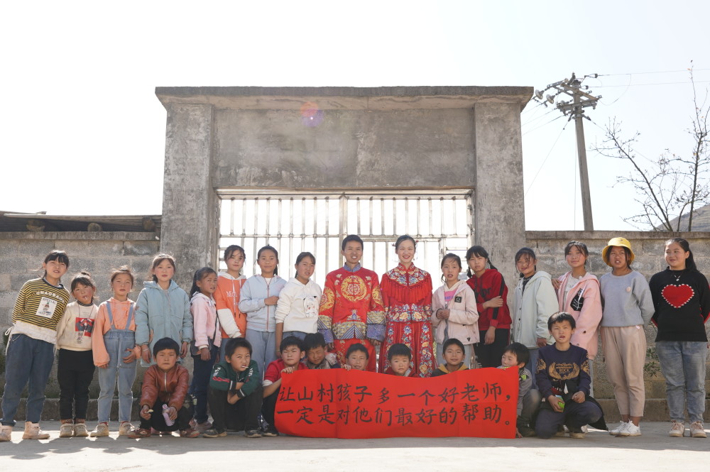 湖南小伙在西南山区支教10年,遇见同在支教的爱人,婚纱照都是在村小拍