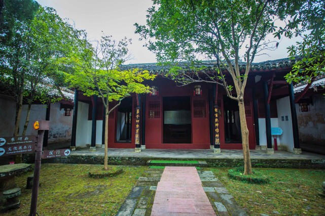 江西上饶有一座鹅湖书院,历史悠久,众多文人墨客曾在此辩论讲学