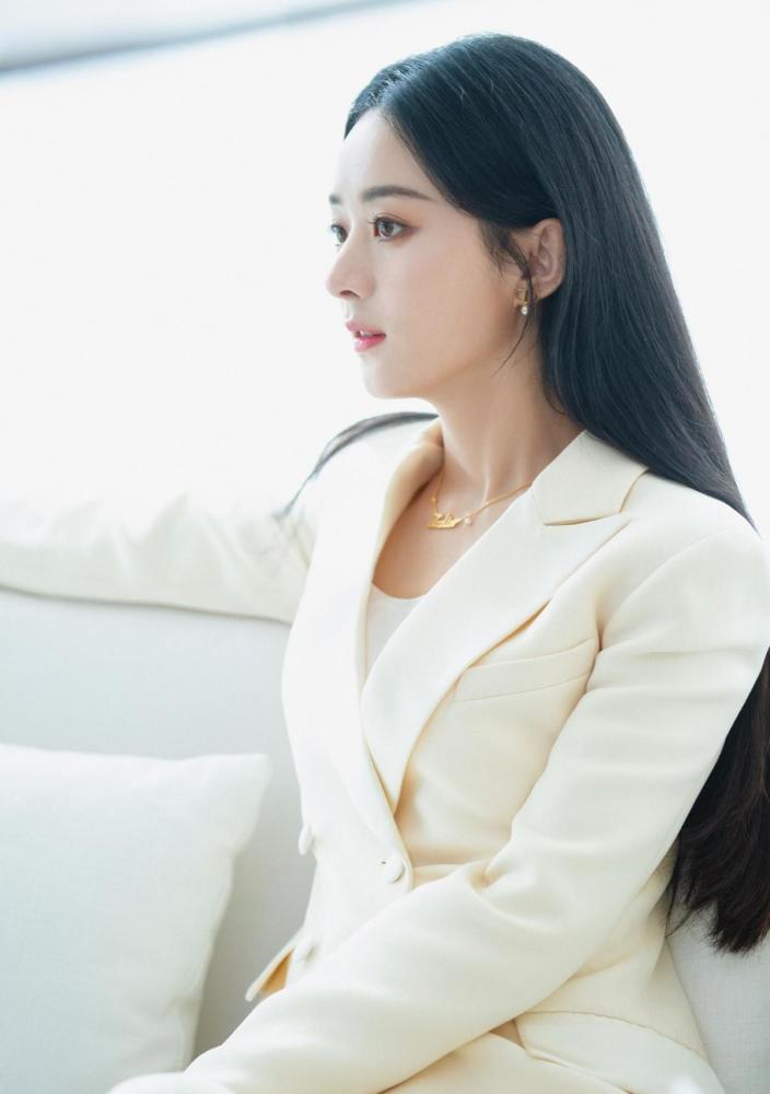 赵丽颖晒34岁生日照开衫搭格子裙元气满满优雅变身摩登女郎