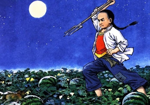 映着一轮金黄的圆月,手持一柄胡叉刺猹的少年闰土,那个曾经带着迅哥儿